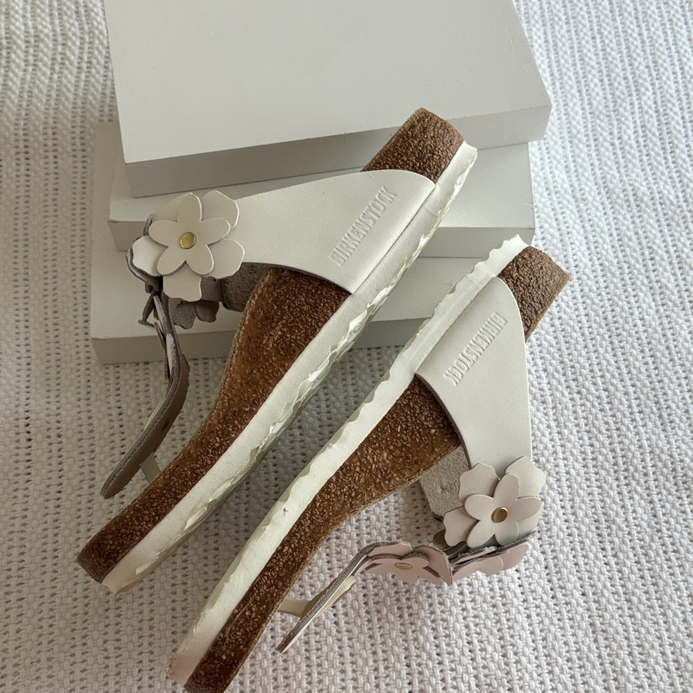 Birkenstock Gizeh White Floral Sandals - Picture 4 of 7
